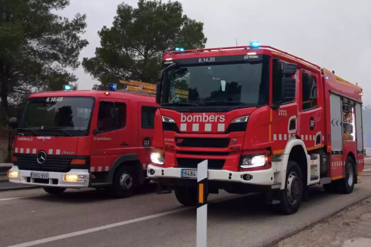 Dos vehicles dels Bombers de la Generalitat en un incendi a la Bisbal del Penedès