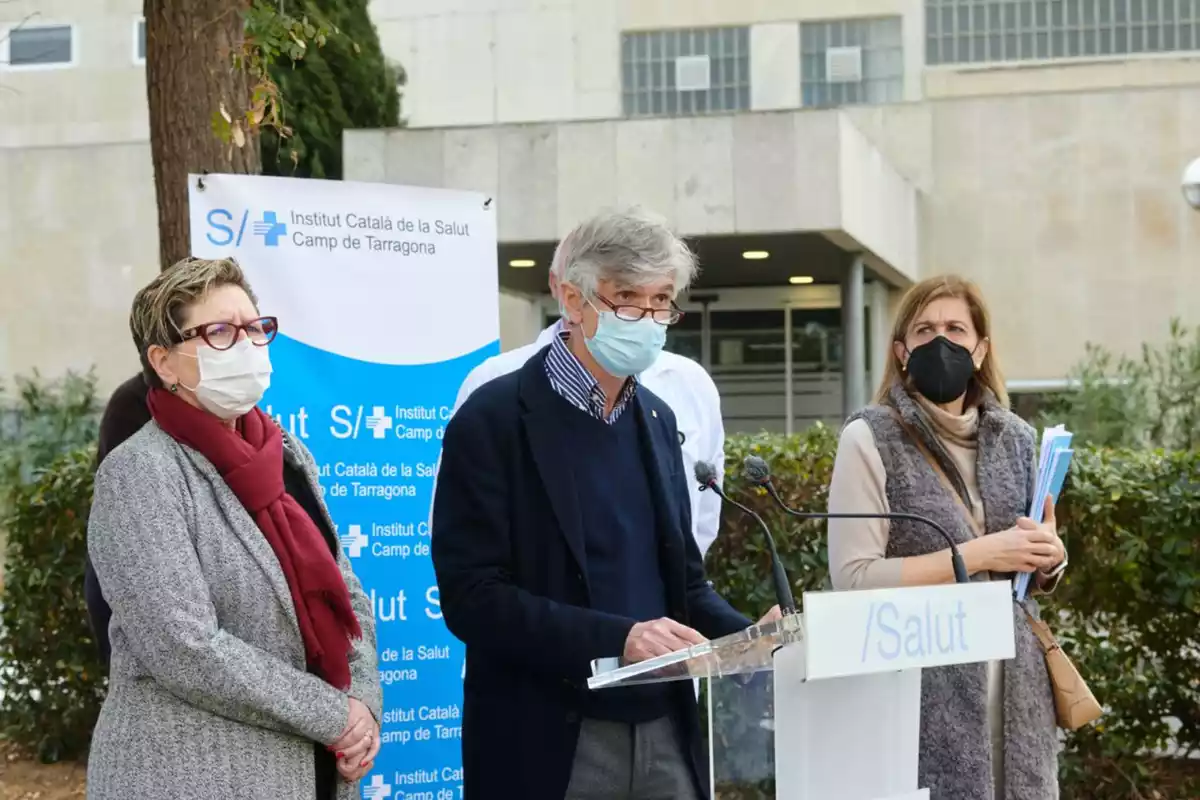 El conseller de Salut, Josep Maria Argimon, durant la roda de premsa davant l'Hospital Joan XXIII de Tarragona