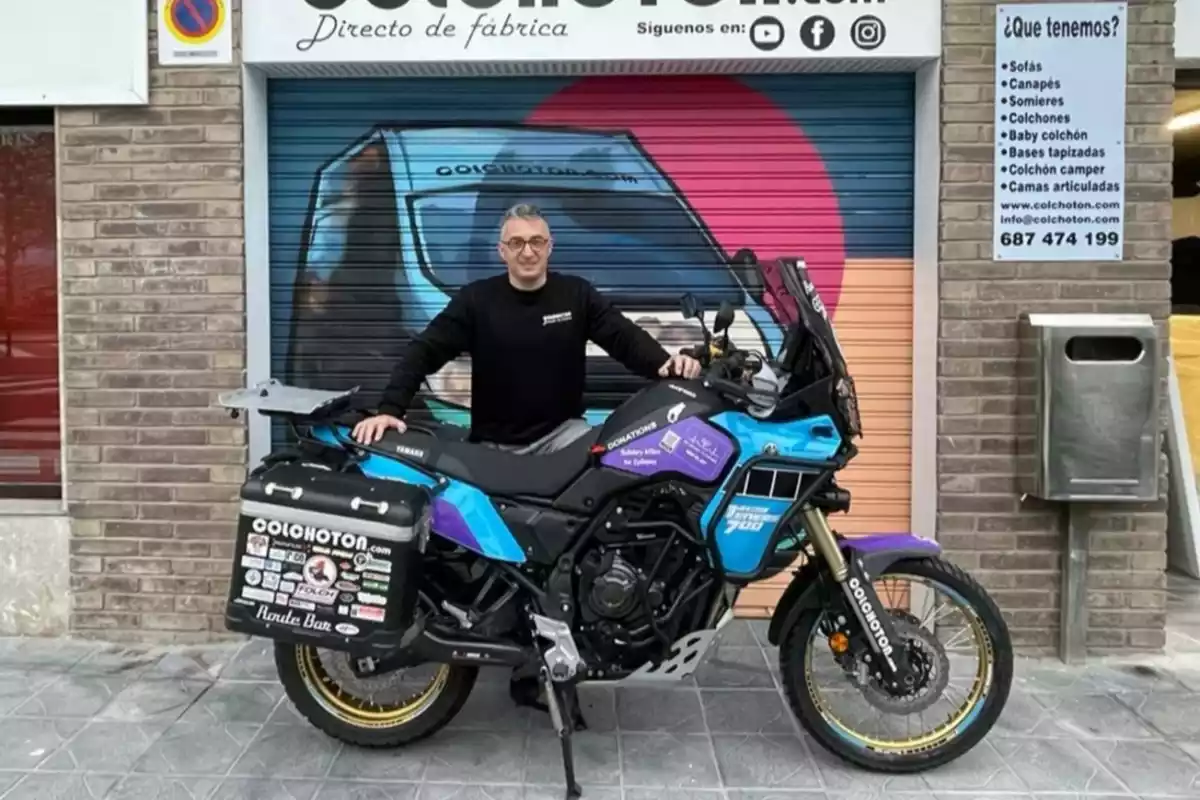 El tarragoní Juanillo Otón amb la moto amb què farà la volta al món