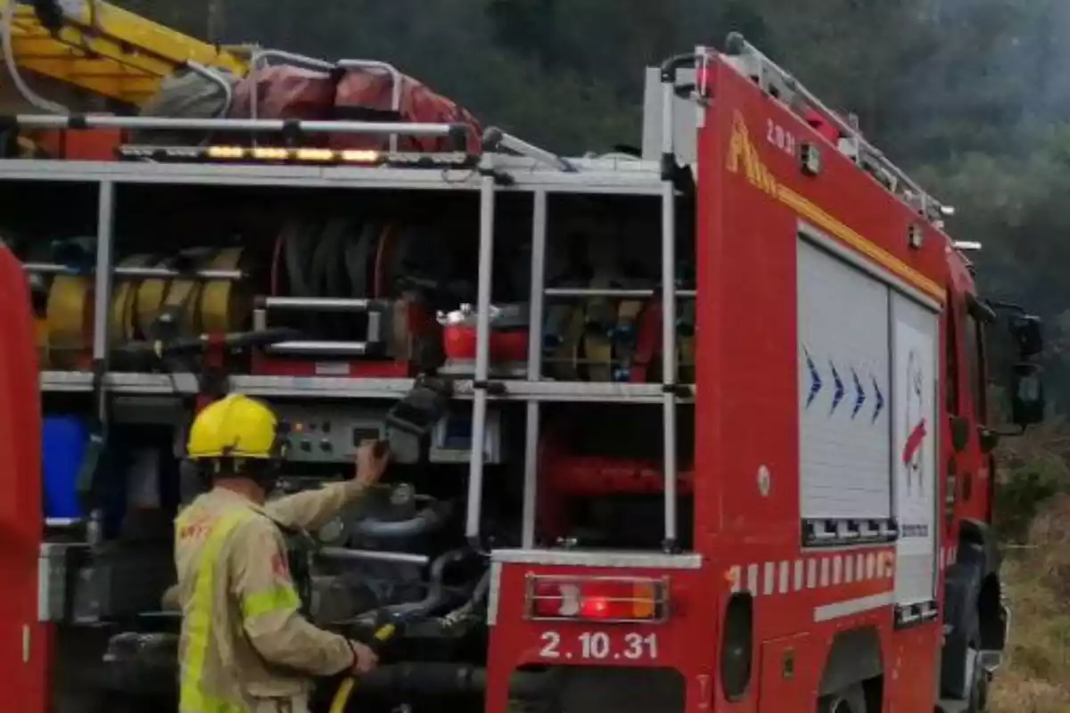 Els Bombers de la Generalitat en un incendi a Vilareig