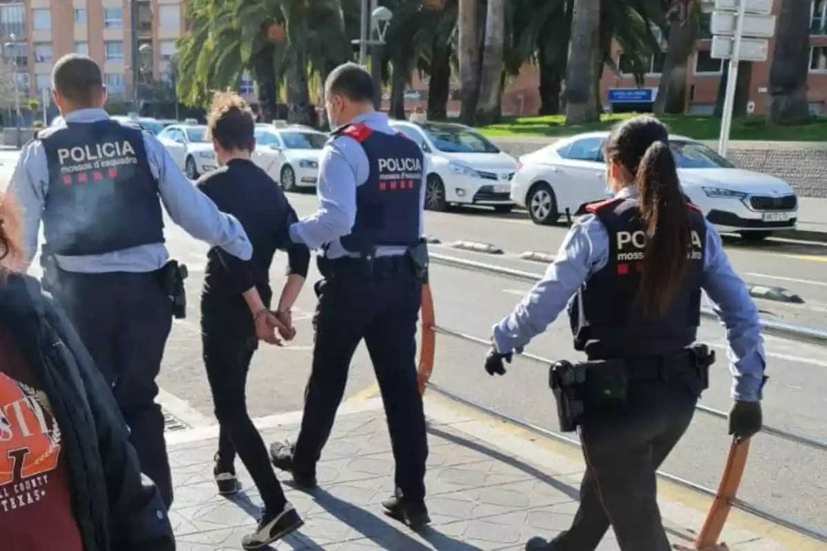 Els Mossos d'Esquadra amb un dels detinguts a l'Estació de Tren de Tarragona