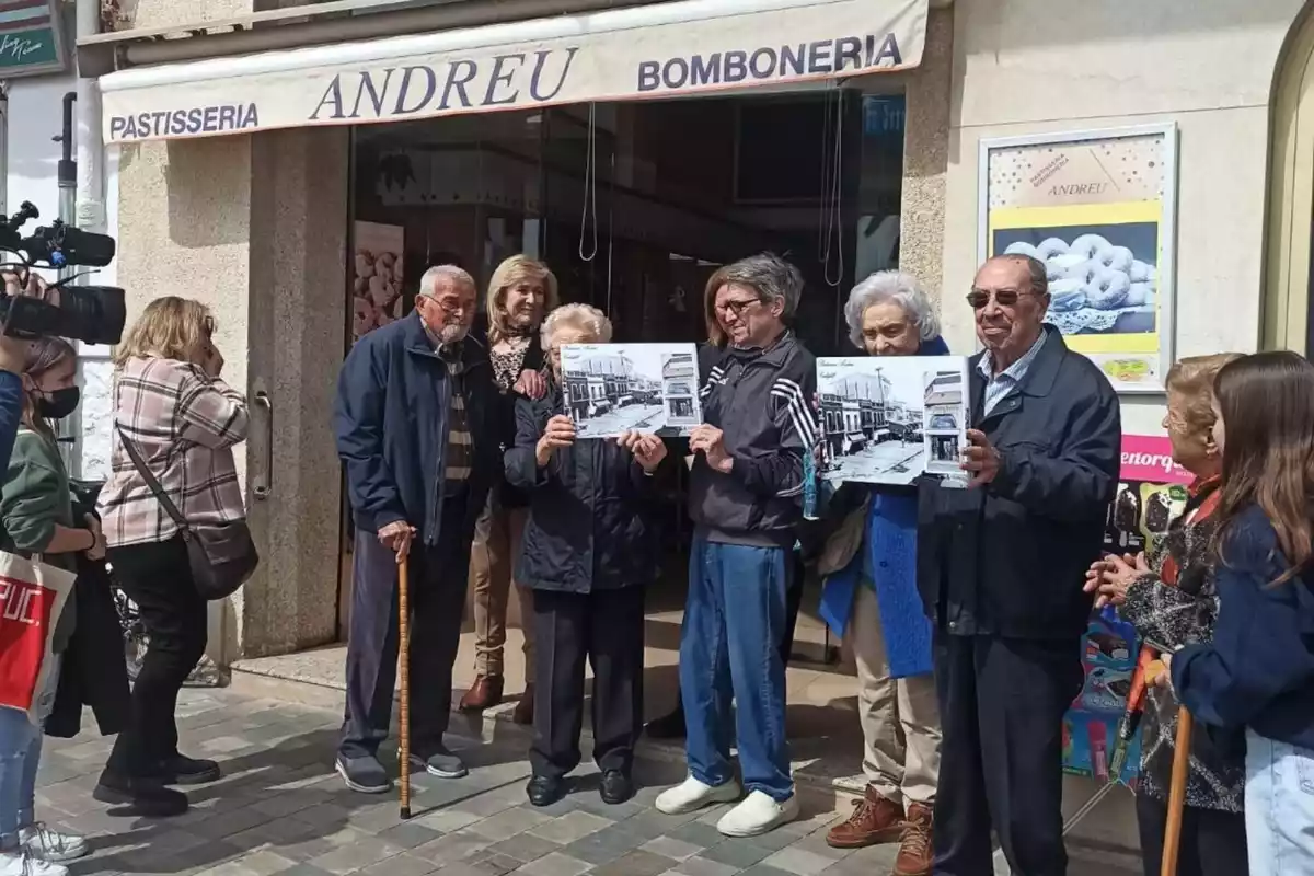 Els titular de la pastisseria Andreu, en l'acte d'homenatge celebrat.