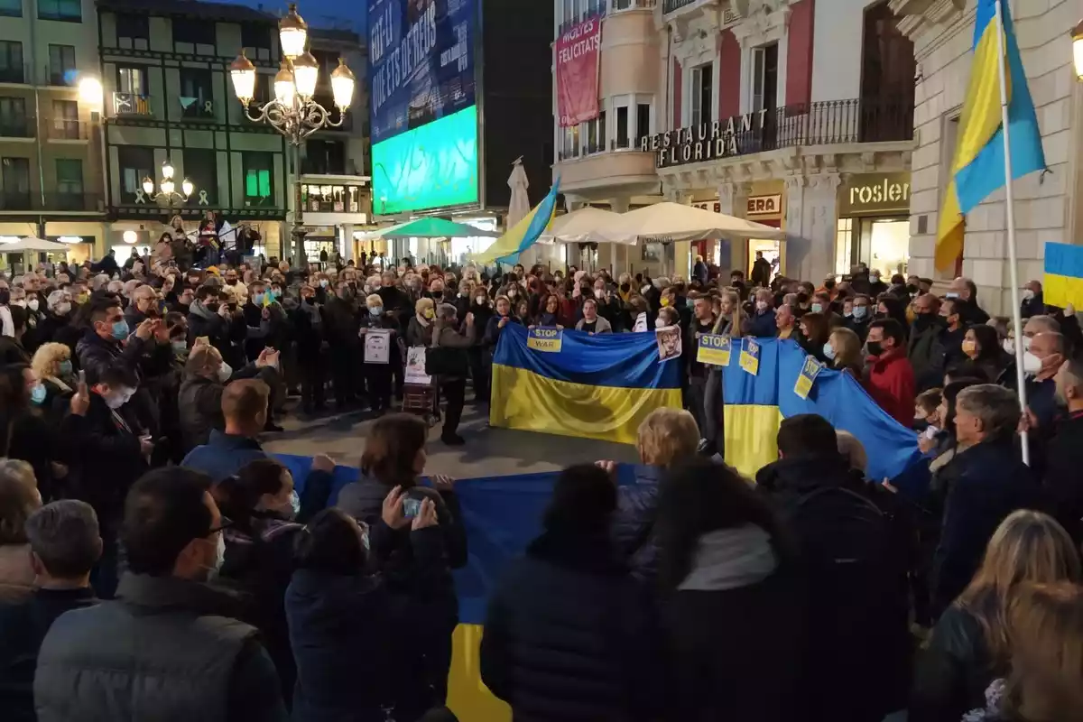 Imatge de la manifestació a la plaça Mercadal de Reus contra la invasió russa d'Ucraïna