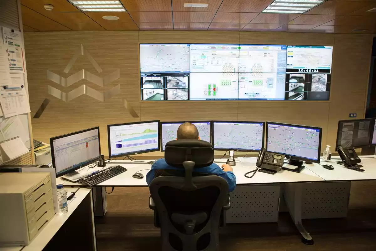 Imatge d'un operari en una sala de control del Consorci d'Aigües de Tarragona