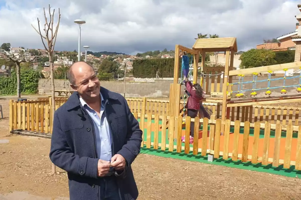 L'alcalde de Castellvell del Camp Joan Sabaté en la inauguració d'un parc al municipi
