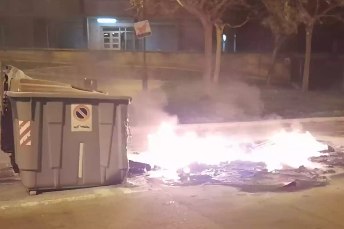 Un incendi en contenidors a Reus