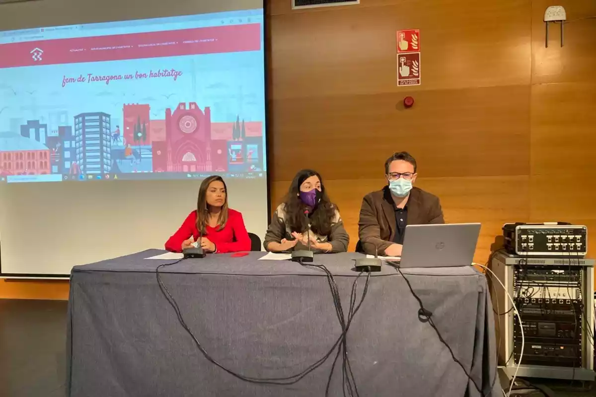 Un moment de la presentació de la nova web del Servei Municipal de l'Habitatge de Tarragona, amb la consellera Eva Miguel al centre de la imatge