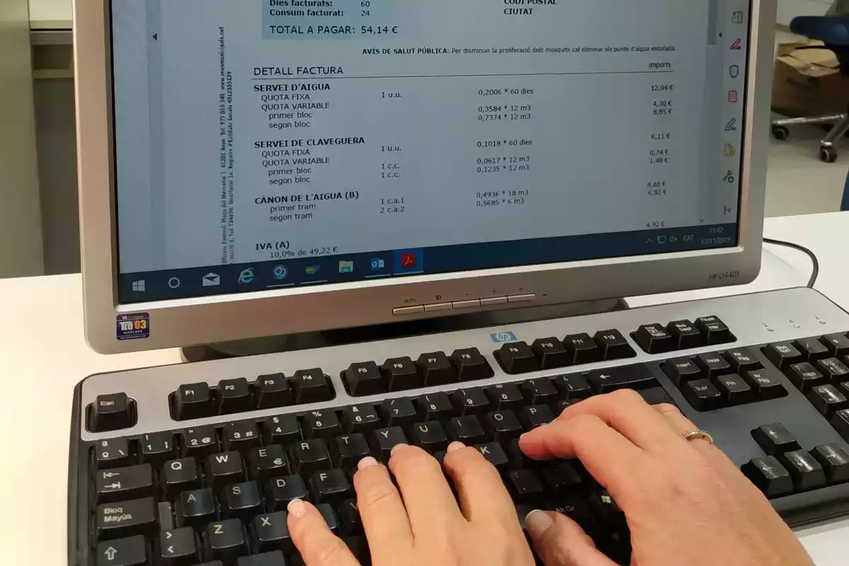 Un ordinador amb una factura virtual d'Aigües de Reus