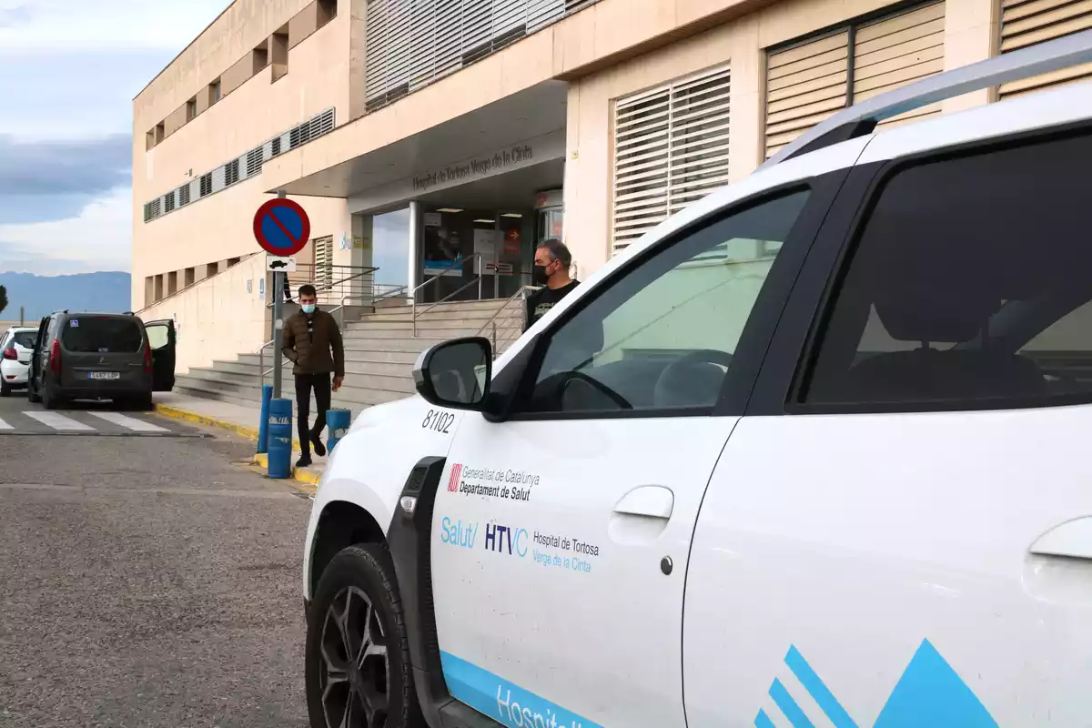 Un vehicle sanitari aparcat a l'entrada de l'Hospital Verge de la Cinta de Tortosa