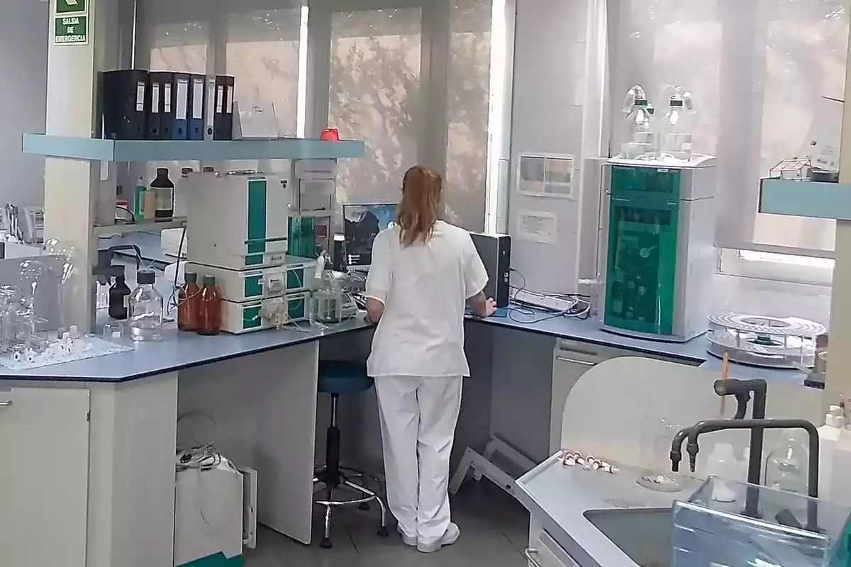 Una tècnica d'Aigües de Reus al laboratori
