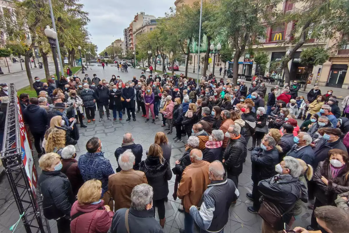 Unes dues-centes persones s'han concentrat davant l'antic Banc d'Espanya a Tarragona