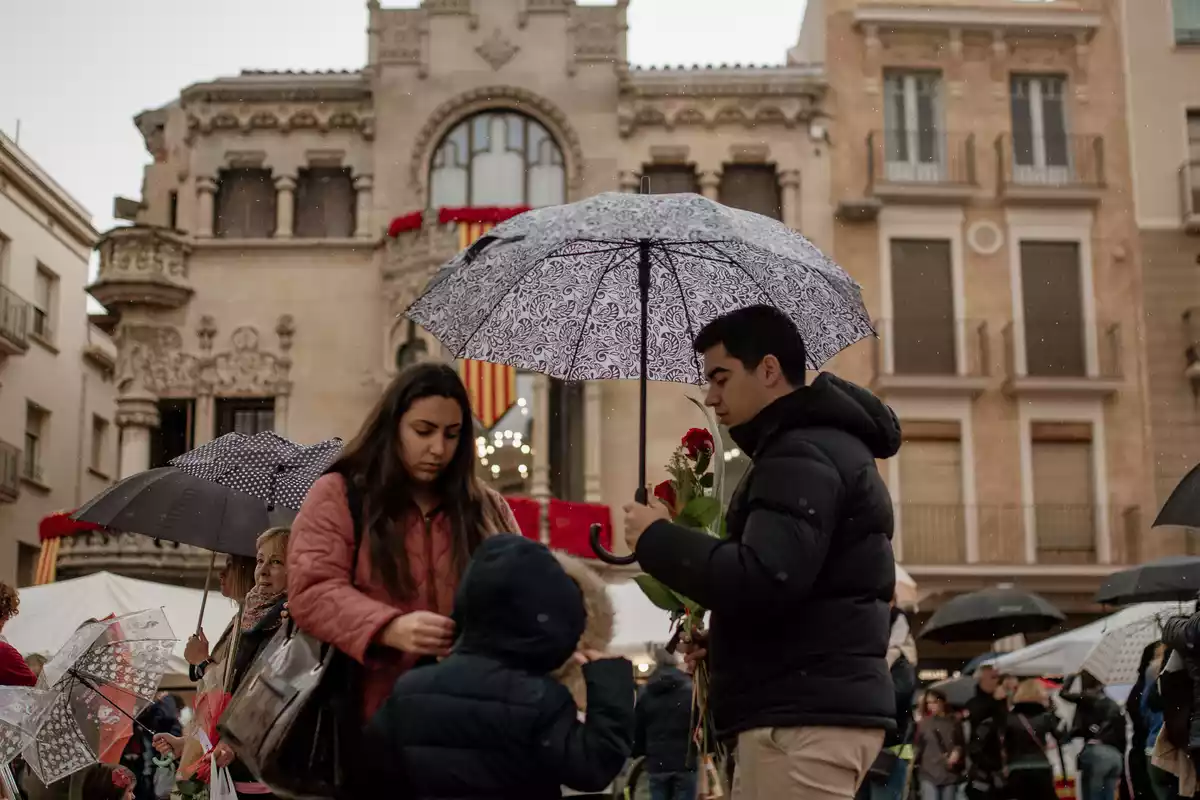 La pluja no espatlla el Sant Jordi 2022 a Reus