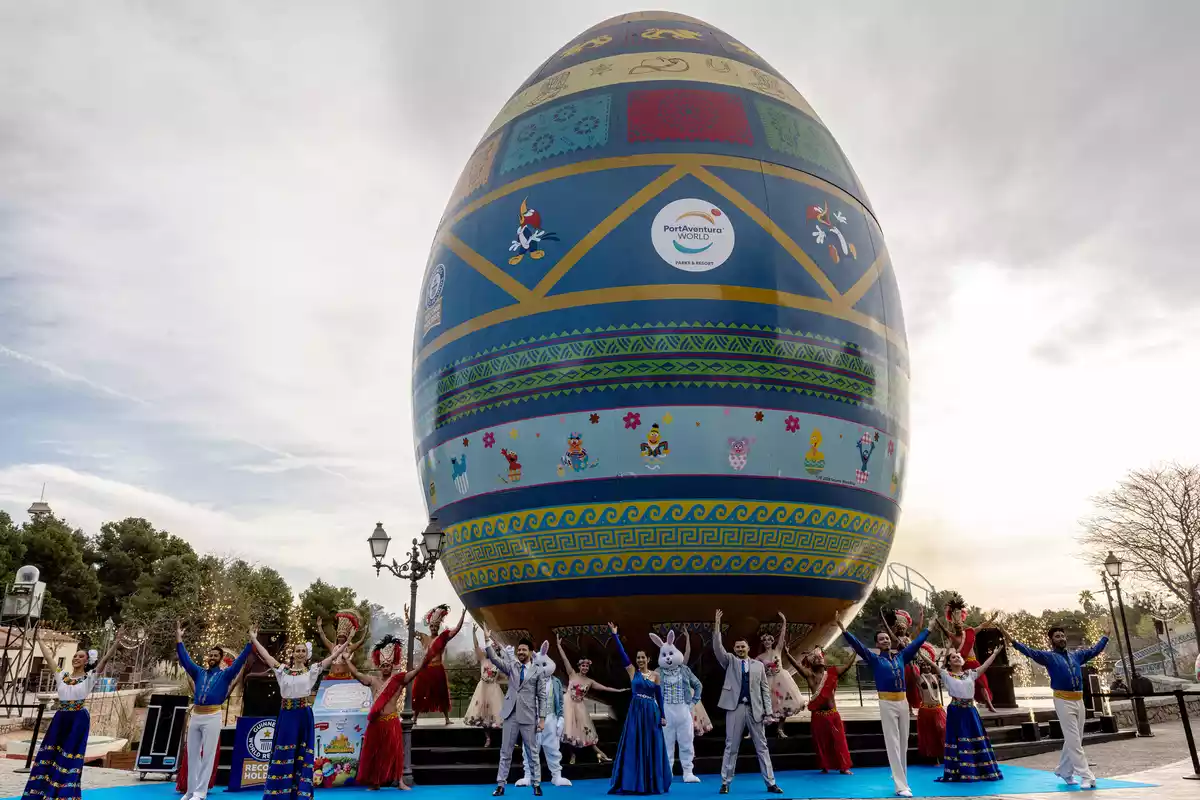 Acte d'obertura de PortAventura World amb l'ou de Pasqua decorat més gran del món