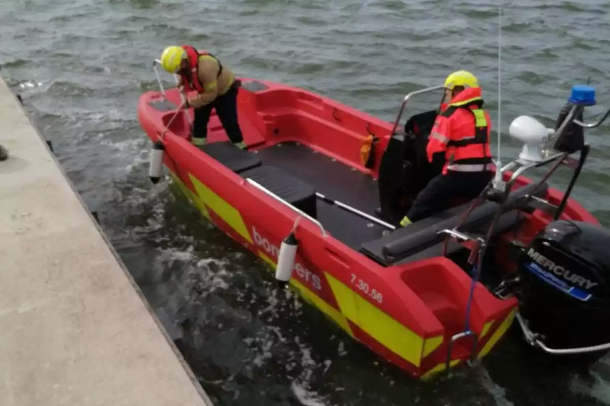 Els Bombers de la Generalitat treballant en la localització d'un vehicle caigut al riu Ebre