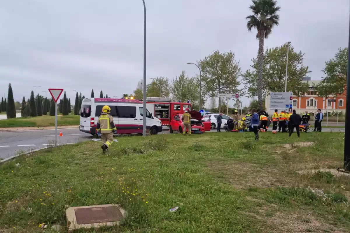 Els serveis d'emergència en un accident a l'avinguda de Tarragona de Reus