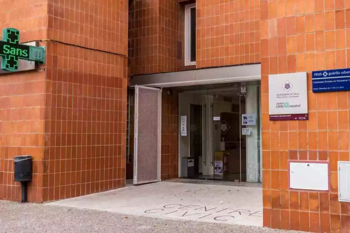 Entrada del Centre Cívic del barri Gaudí de Reus, que acull la comissaria de proximitat i acollia el consultori mèdic