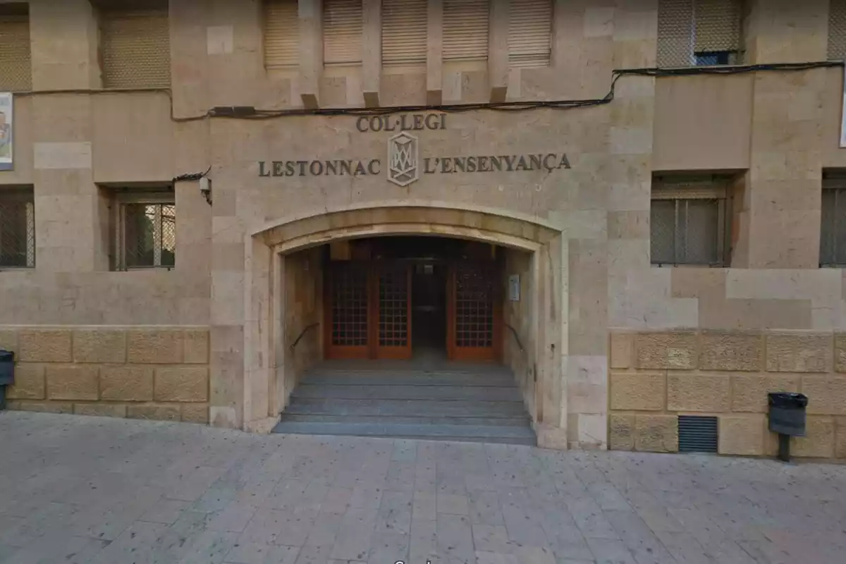 Imatge de la porta d'entrada al Col·legi Lestonnac L'Ensenyança de Tarragona