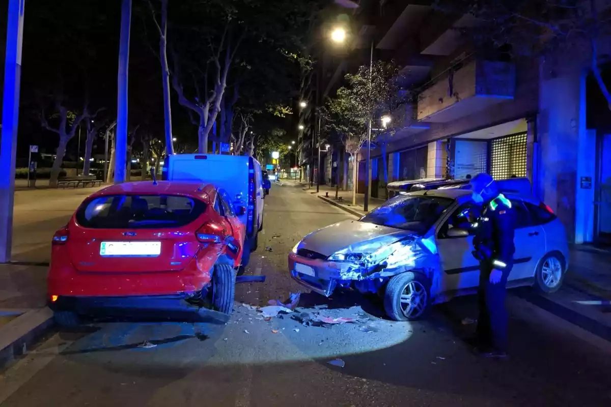 Imatge de l'accident que ha tingut lloc la passada nit a Reus, amb un agent de la Guàrdia Urbana en primer pla