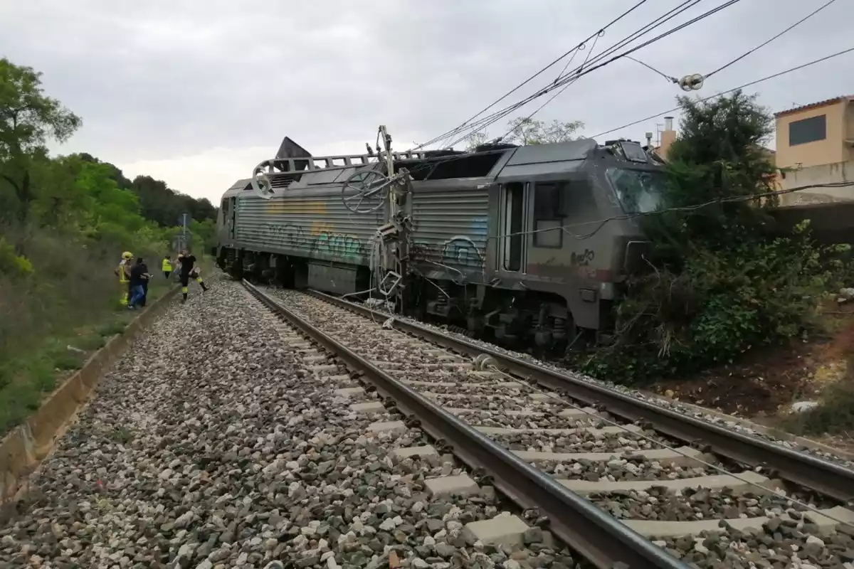 Imatge del tren que ha descarrilat a Vilaverd, amb diversos efectius dels Bombers
