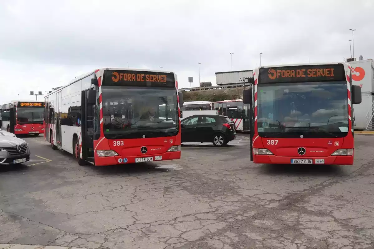 Imatge dels autobusos aturats a les cotxeres durant la primera jornada de vaga dels treballadors de l'EMT de Tarragona