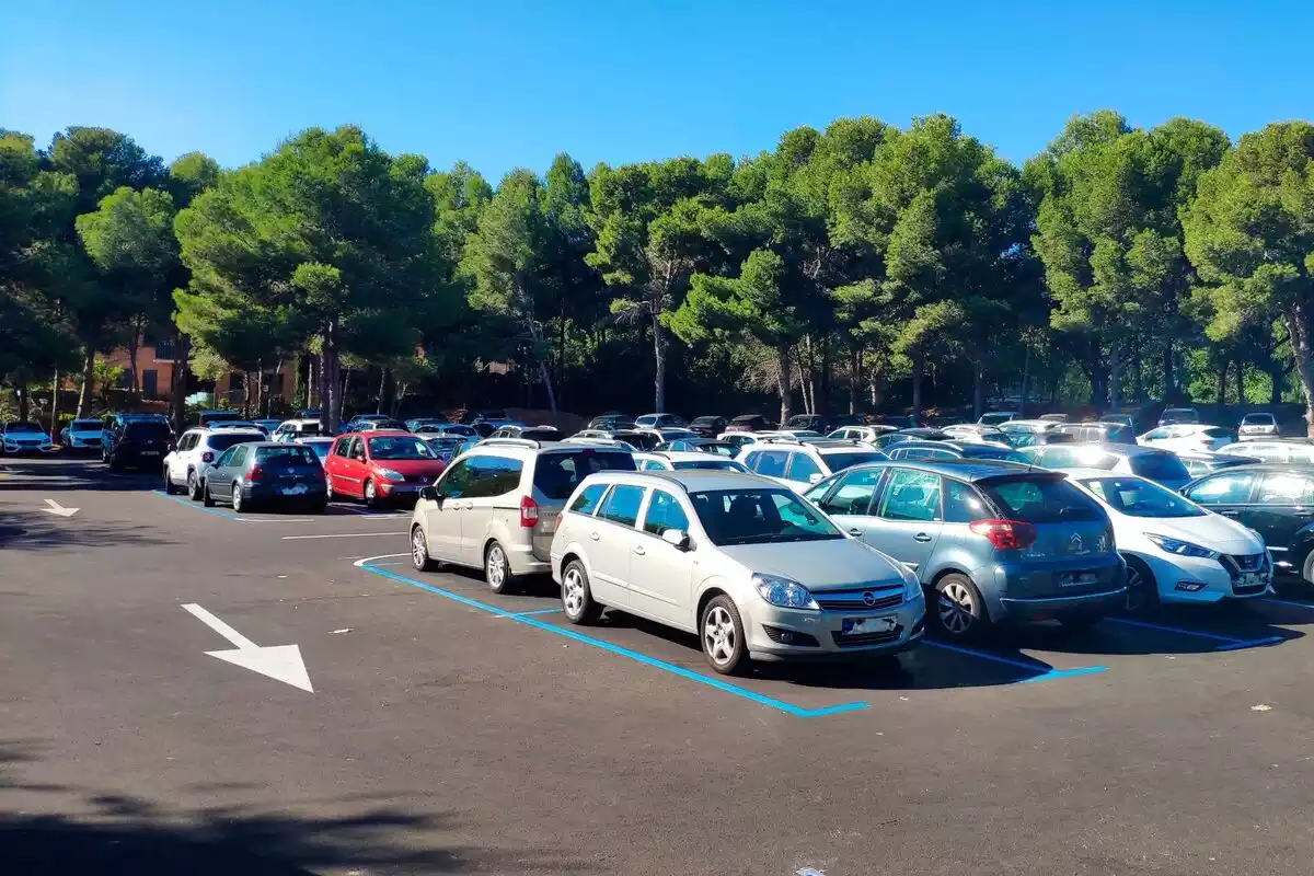 Imatge d'una zona blava d'aparcament regulat al municipi de Salou