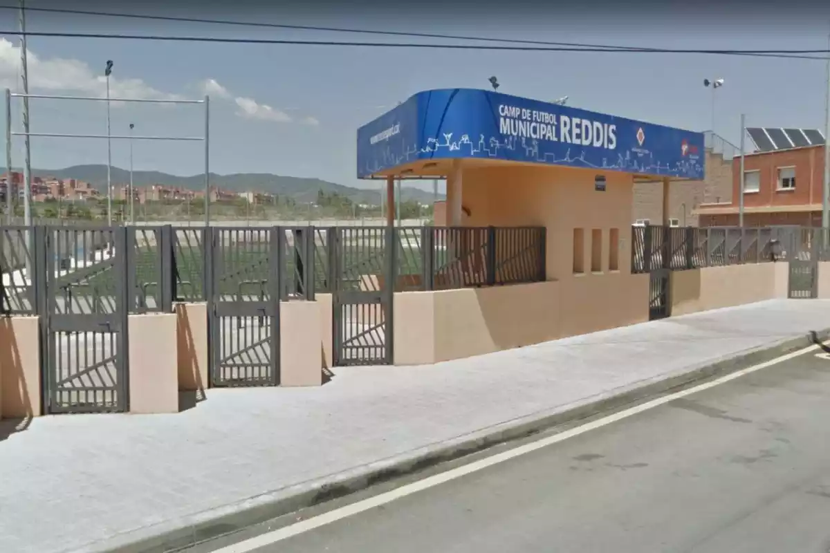 Imatge exterior del camp de futbol municipal Reddis