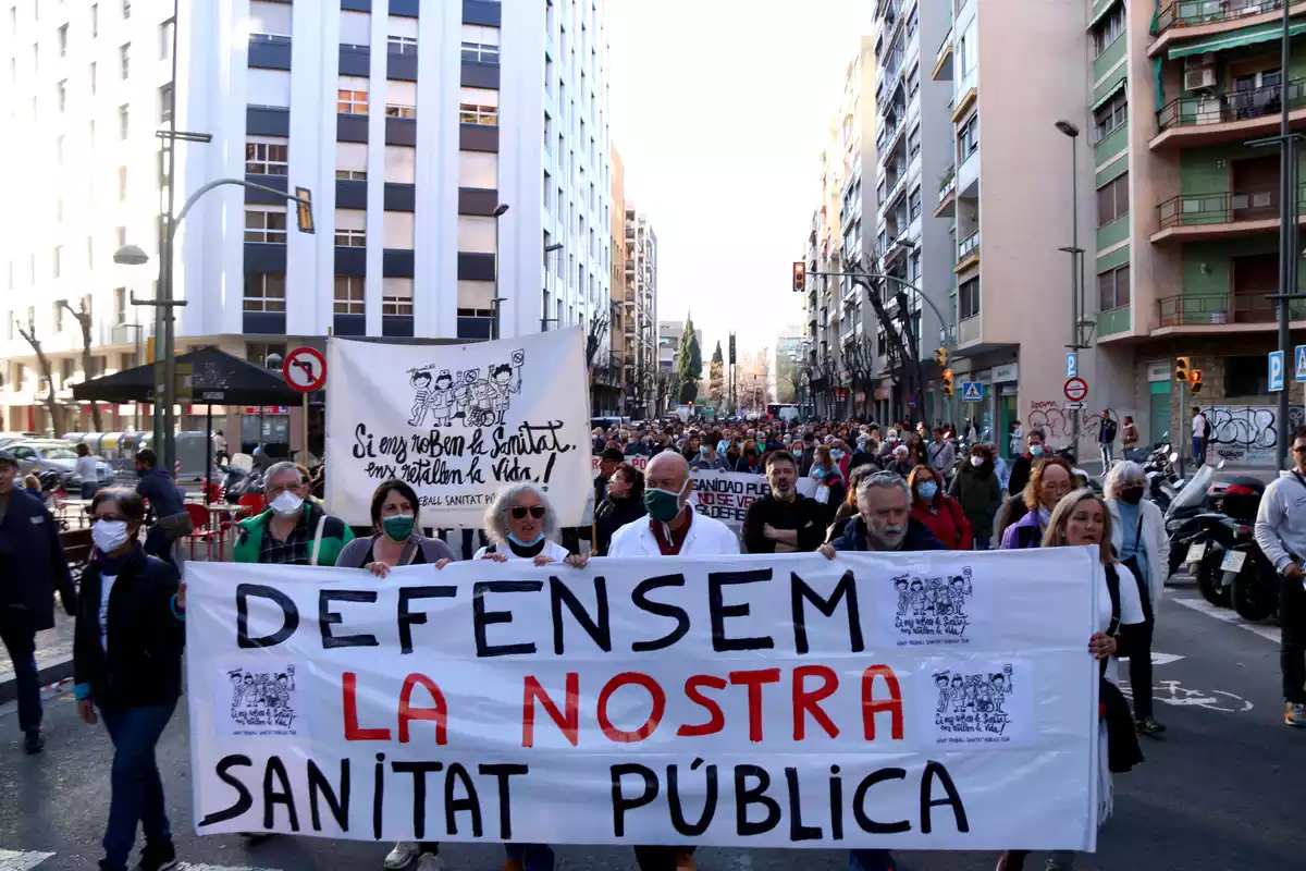 La capçalera de la manifestació celebrada a Tarragona per defensar la sanitat pública