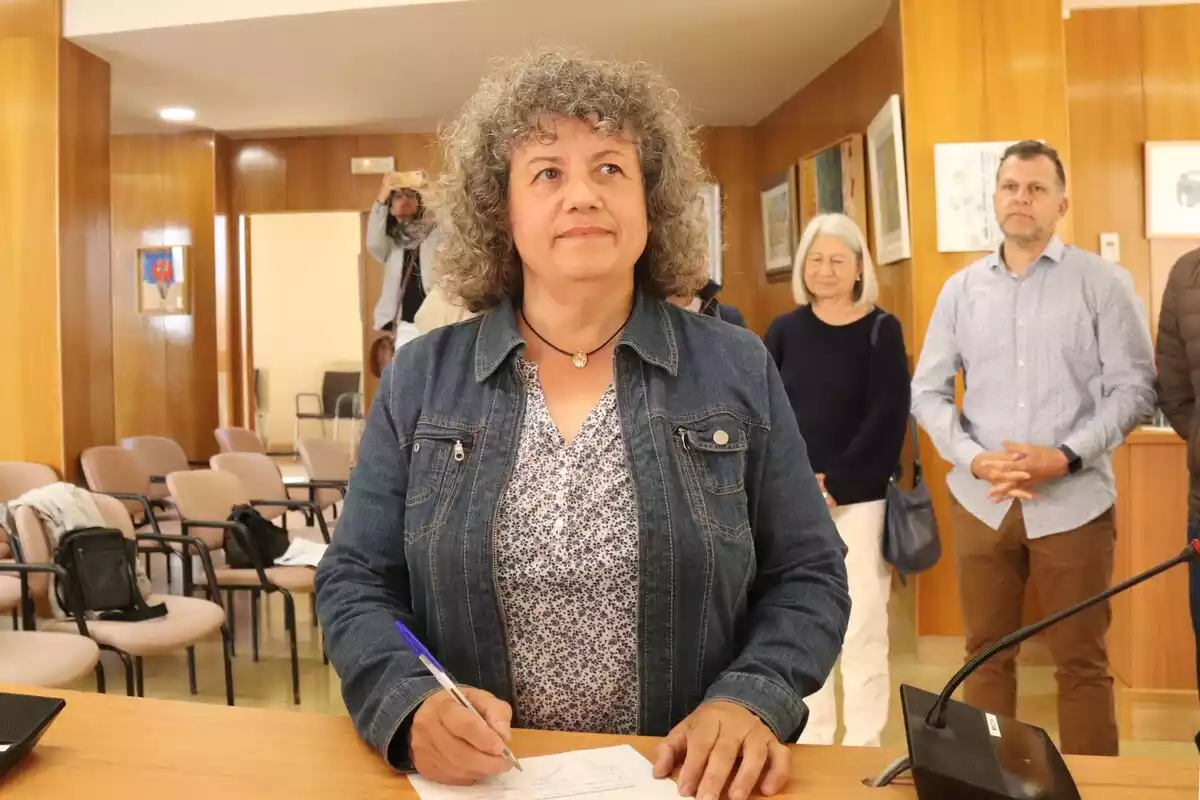 La regidora d'Alternativa per Altafulla, Montse Castellarnau, signant la moció de censura que pot convertir-la en alcaldessa