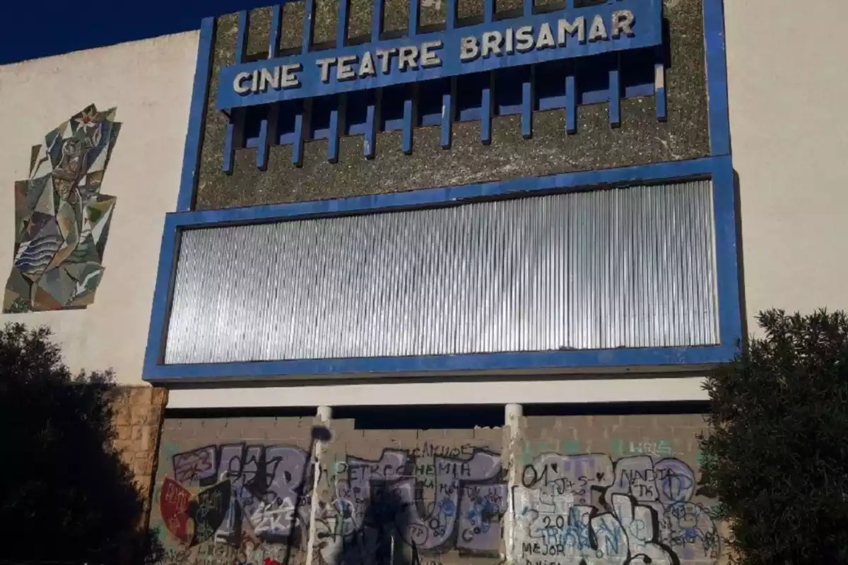 L'antic cinema teatre Brisamar de Coma-ruga.