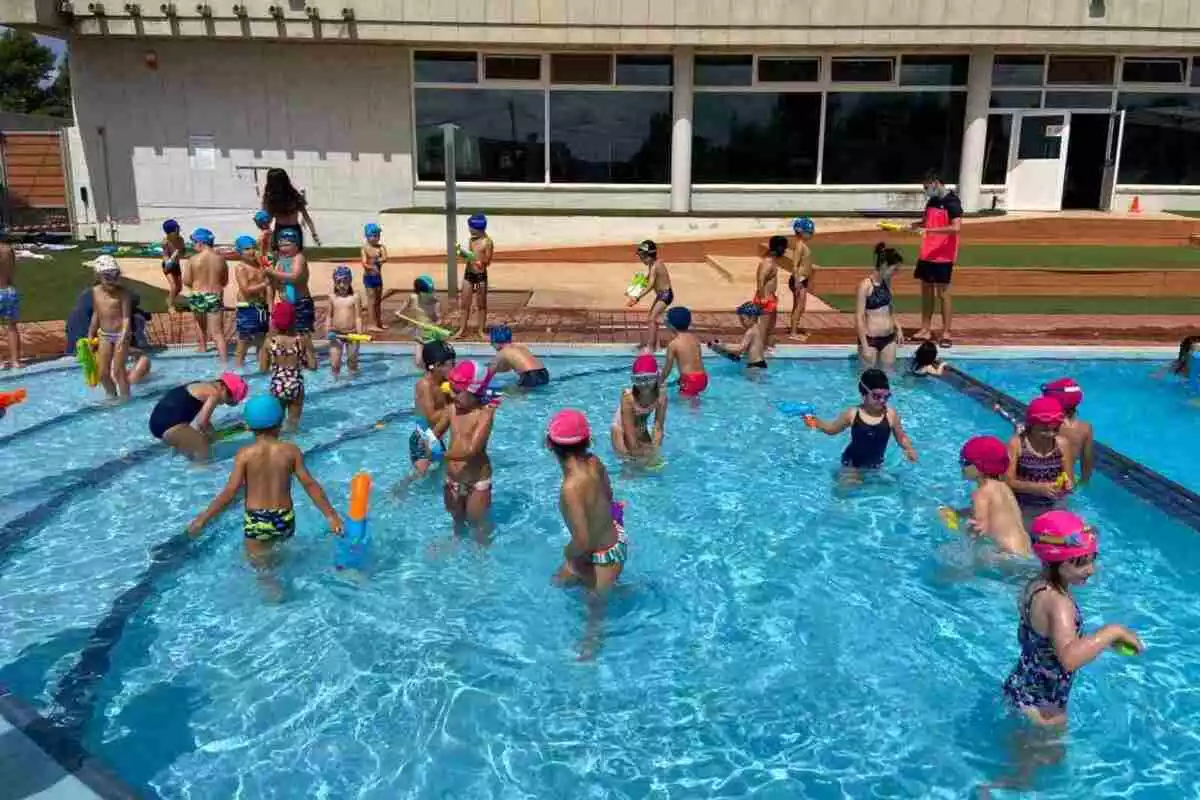Nens en una piscina de Valls