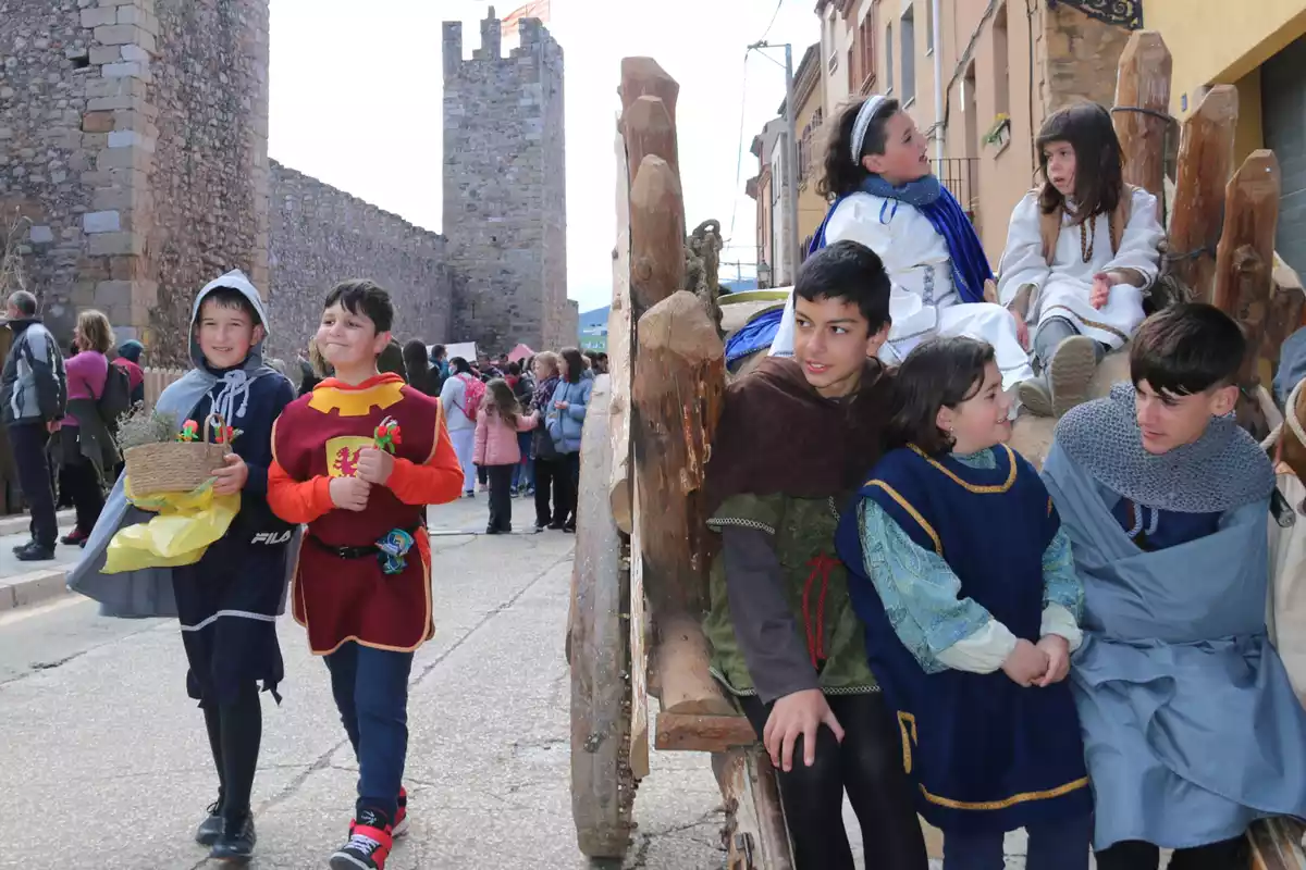 Nens montblanquins vestits d'època, participant en la 35a Setmana Medieval