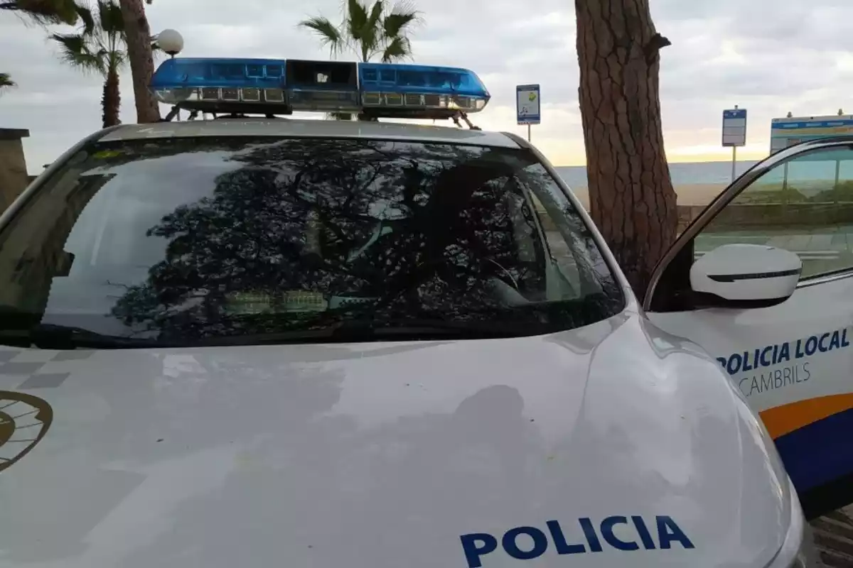 Un vehicle de la Policia Local de Cambrils amb una porta oberta