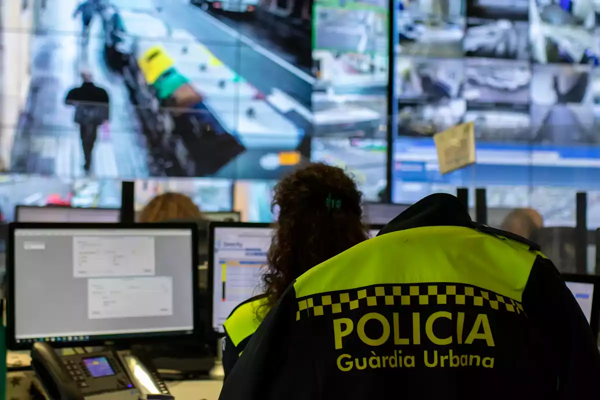 Una agent de la Guàrdia Urbana de Tarragona a la sala de les càmeres de seguretat