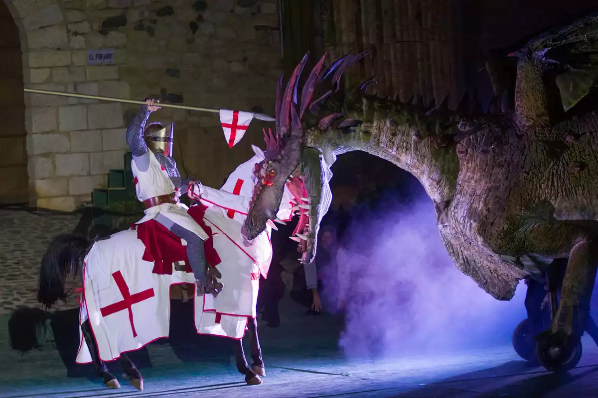 Una escena de la representació de la 'Llegenda de Sant Jordi' de la Setmana Medieval de Montblanc