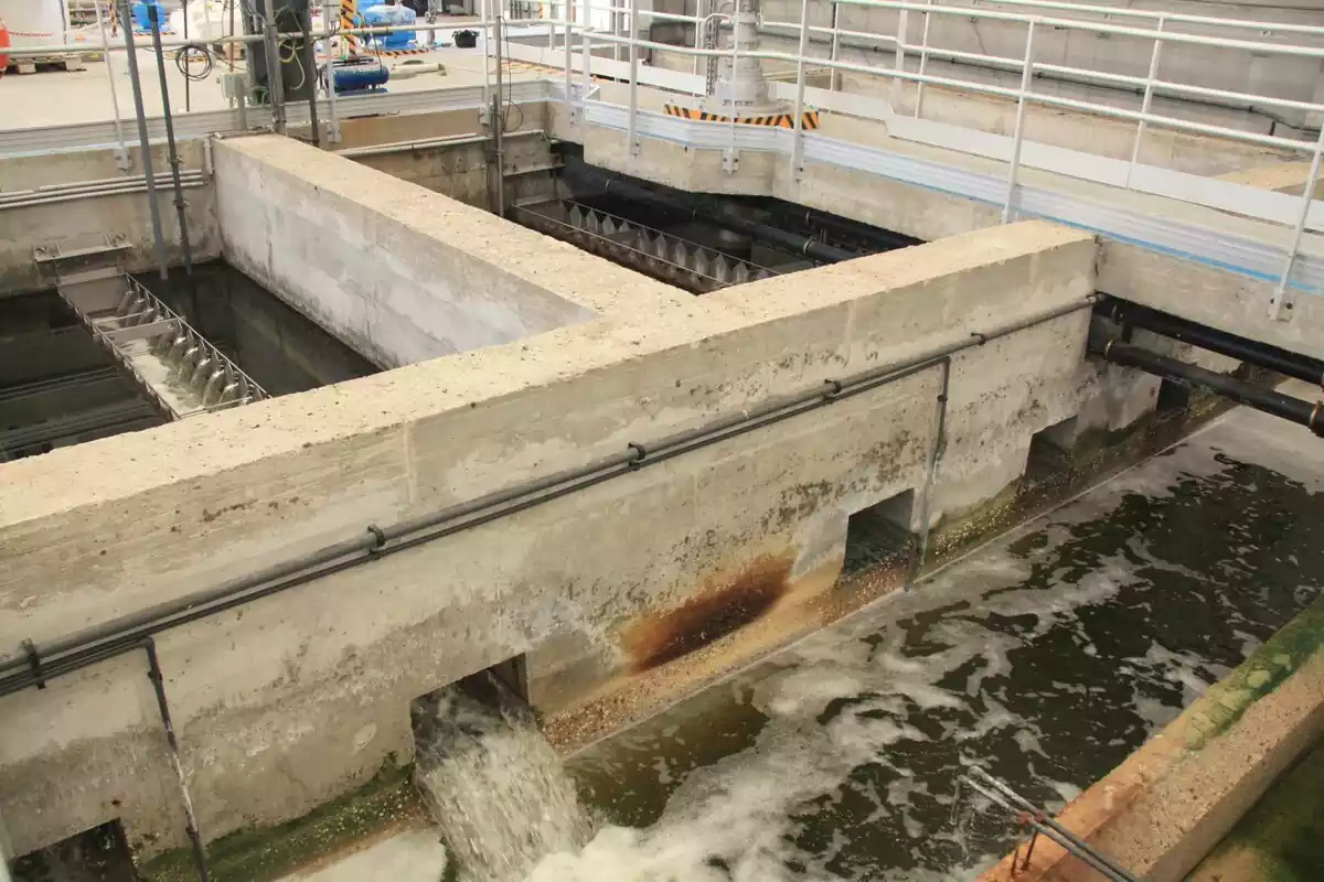 Aigua provinent de la indústria química, durant el procés de regeneració a la planta depuradora de Vila-seca
