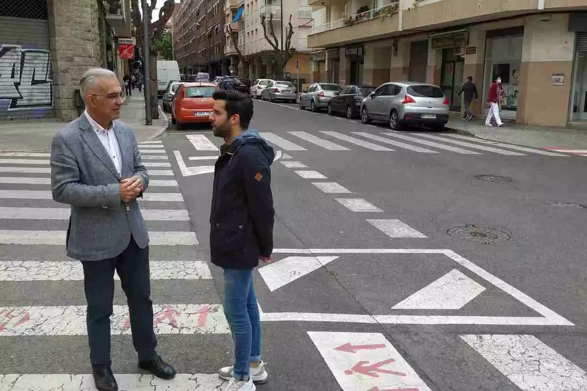Andreu Martín i Daniel Marcos parlen entre ells al carrer de Mare Molas de Reus