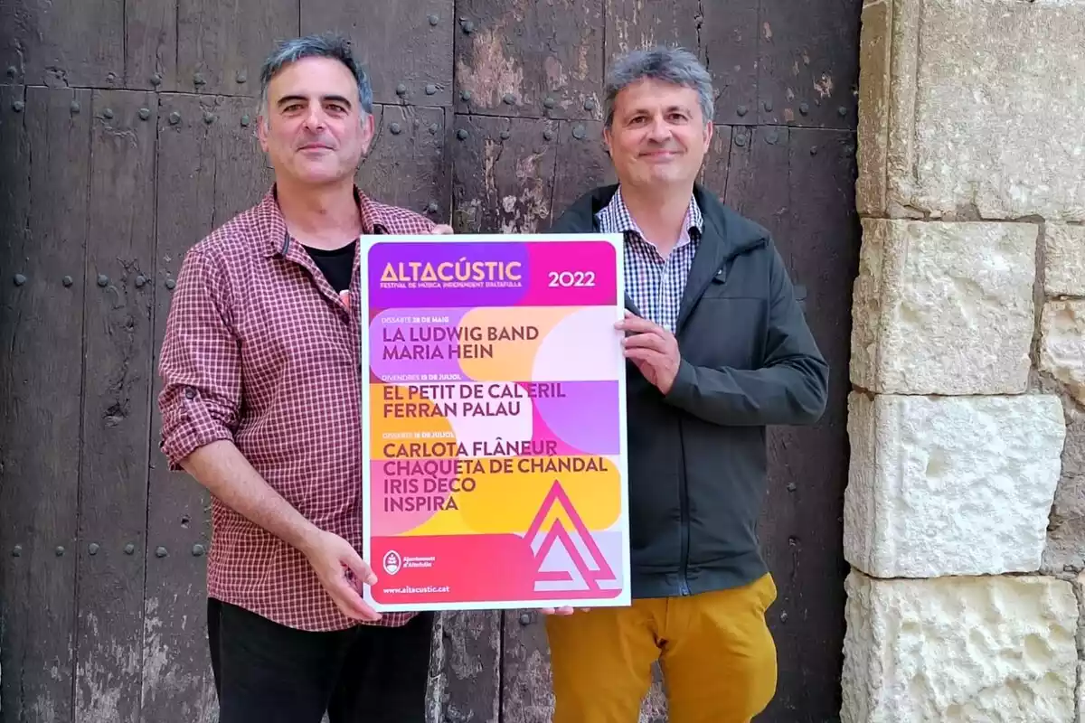El director artístic de l'Altacústic, Kike Colmenar, i el regidor de Cultura, Hèctor López Bofill, amb el cartell del festival