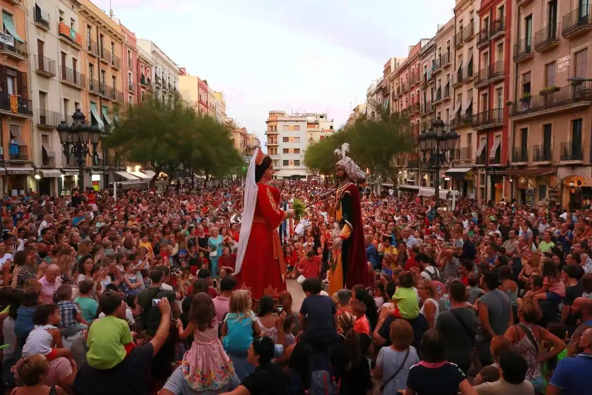 El Gegants Vells ballant a la plaça de la Font durant les Festes de Sant Magí de 2019