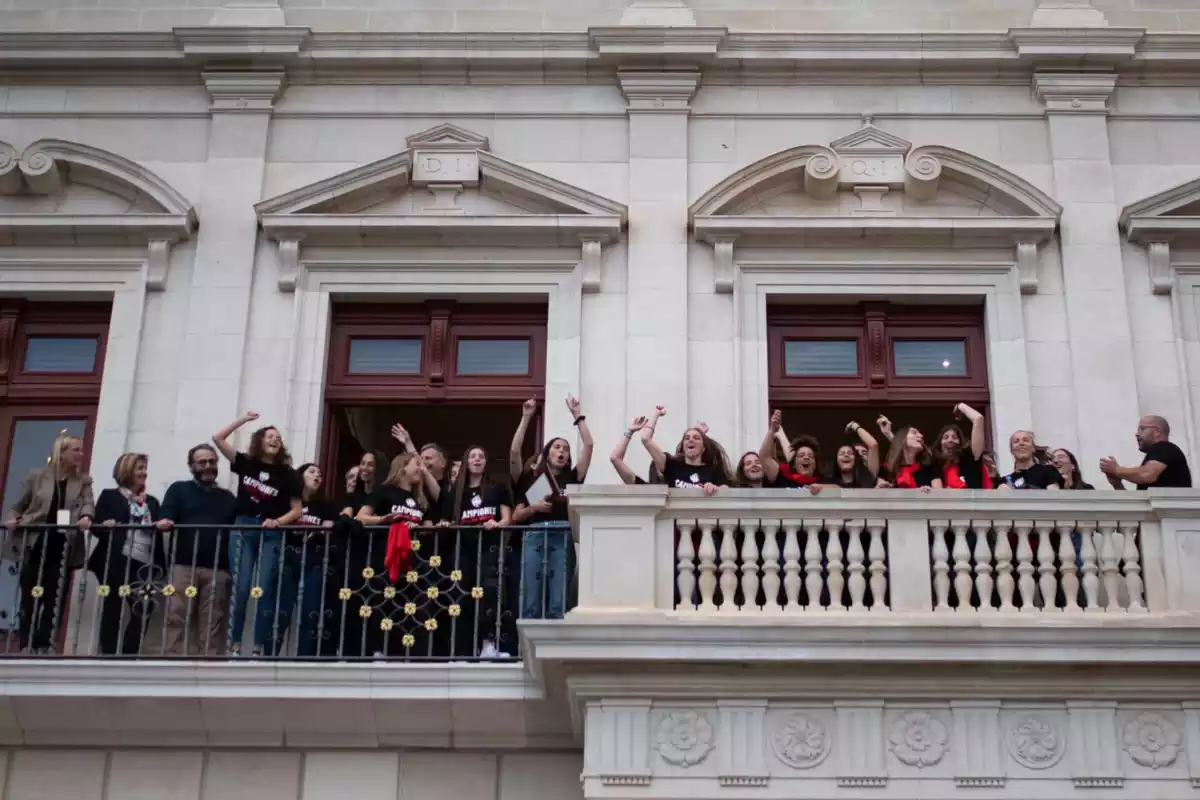 El Reus Femení celebrant el títol i l'ascens al balcó de l'Ajuntament de Reus