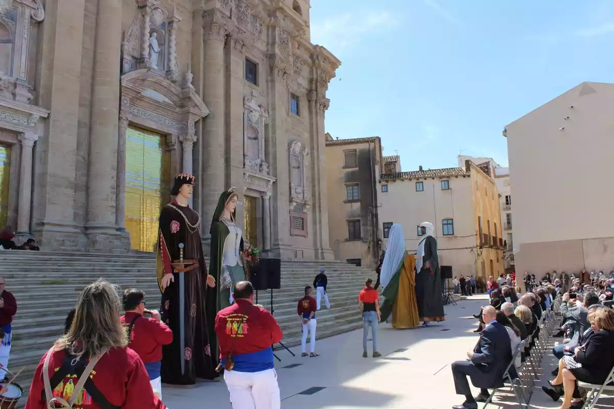 Els gegants de Tortosa han participat en la inauguració de les obres de restauració de la façana principal de la catedral aquest dissabte
