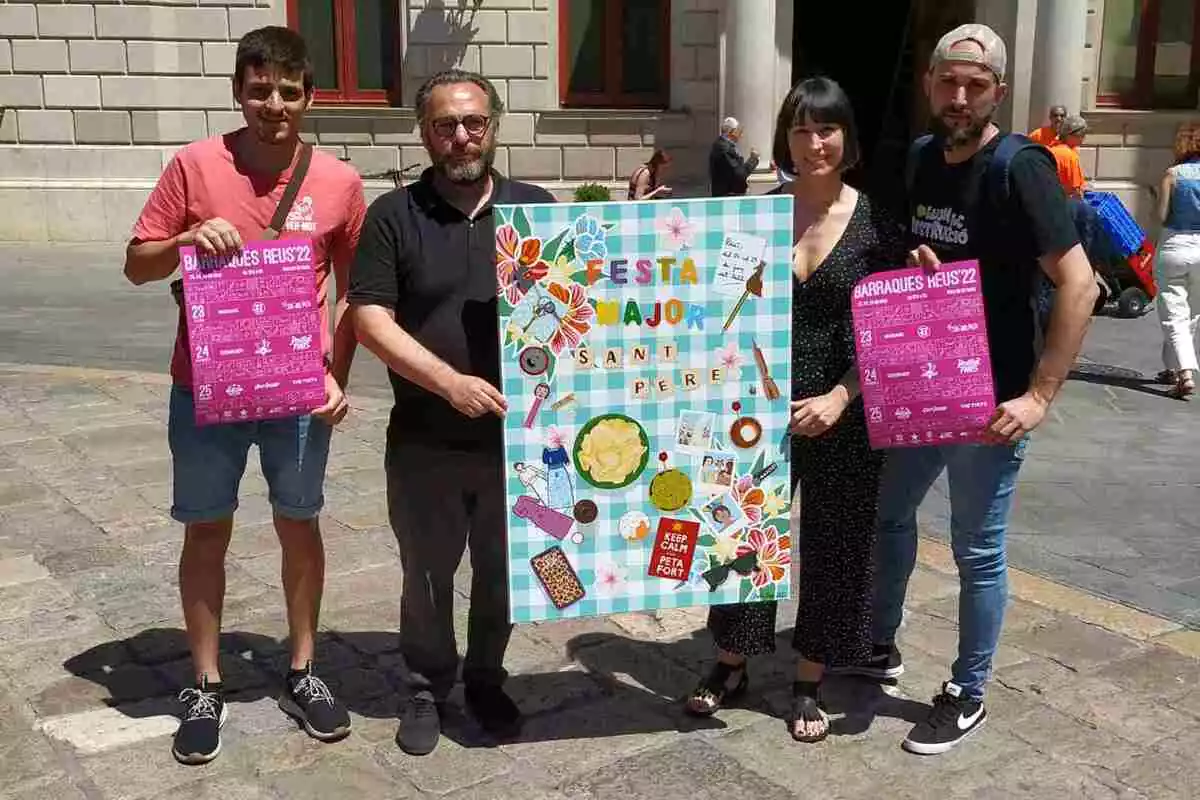 Foto de família de Daniel Recasens, Marta Roigé, Toni Bergadà i Pere García amb els cartells de Sant Pere 2022 i Barraques