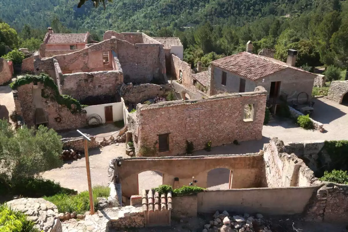Imatge aèria d'algunes de les cases del nucli deshabitat de la Masia de Castelló