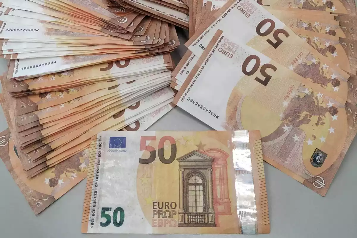 Imatge de diversos bitllets falsificats de 50 euros