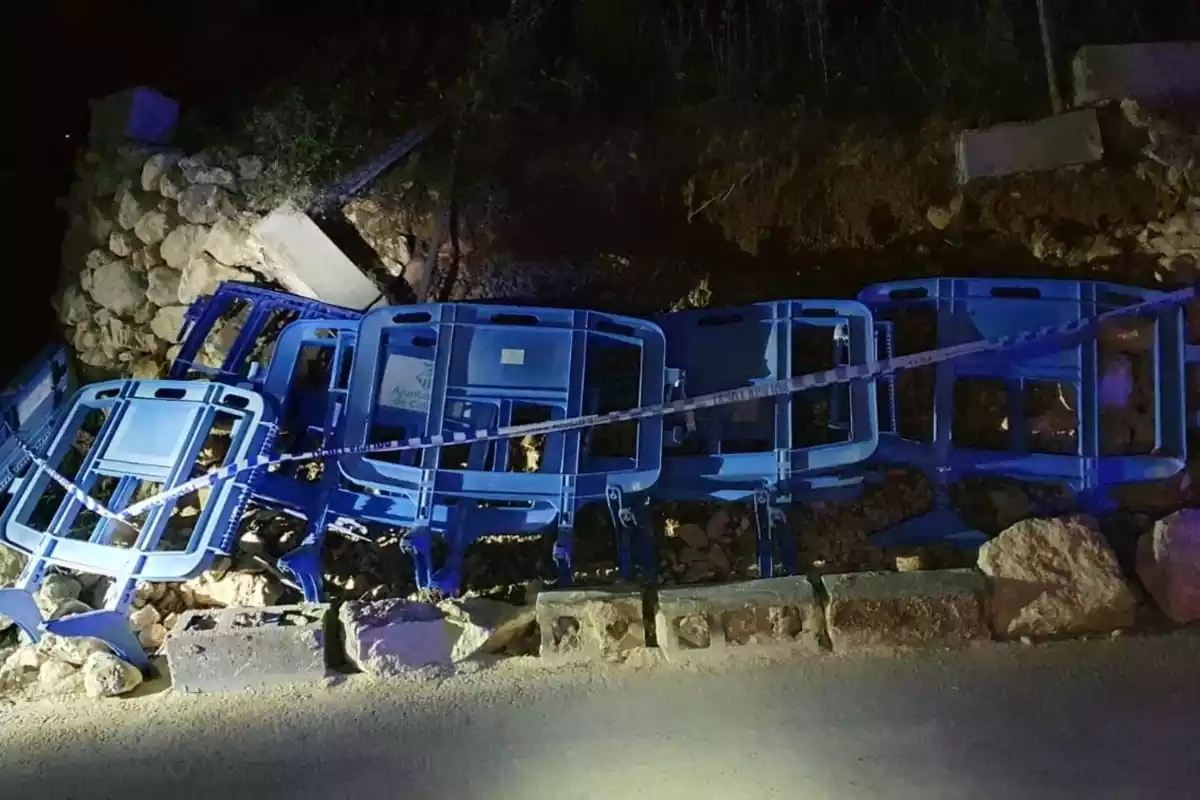 Imatge de l'estat en què ha quedat el mur de la carretera de Mas Romeu després de la topada d'un vehicle