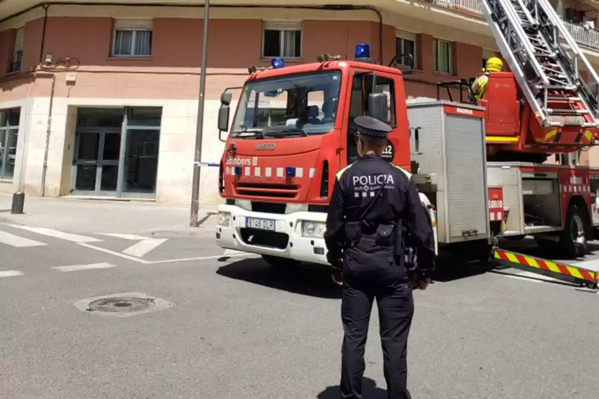 Imatge d'un agent de la Guàrdia Urbana de Reus i un camió de Bombers de la Generalitat