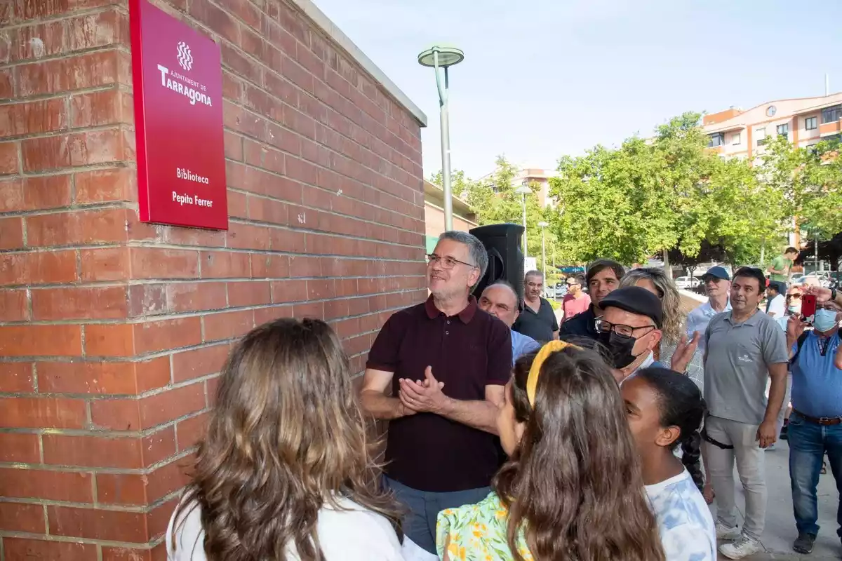 L'alcalde Ricomà ha descobert la placa de la Biblioteca Pepita Ferrer