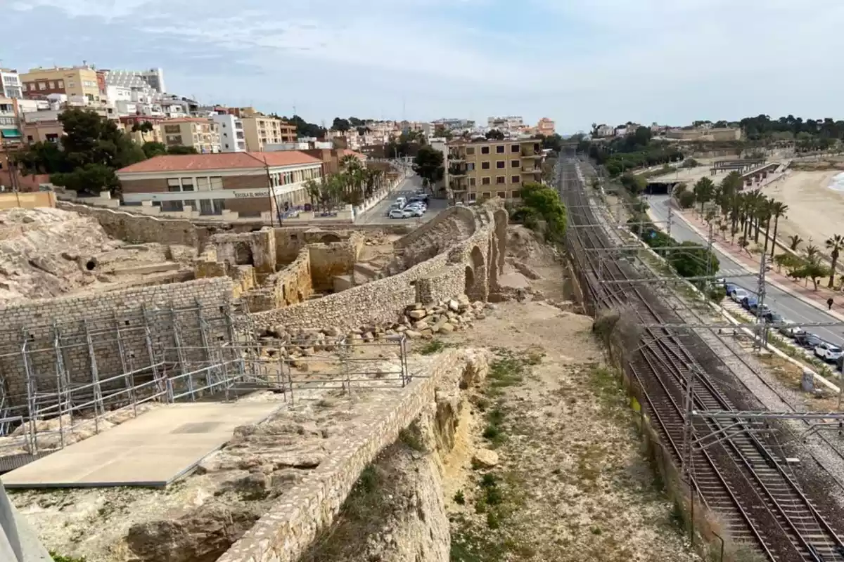 L'Amfiteatre de Tarragona a tocar de la via de tren