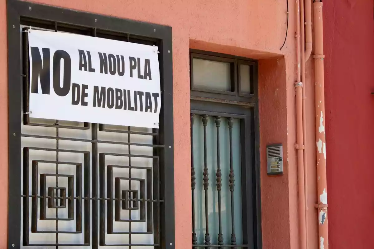 Pancartes contra el nou Pla de Mobilitat de Calafell Poble.