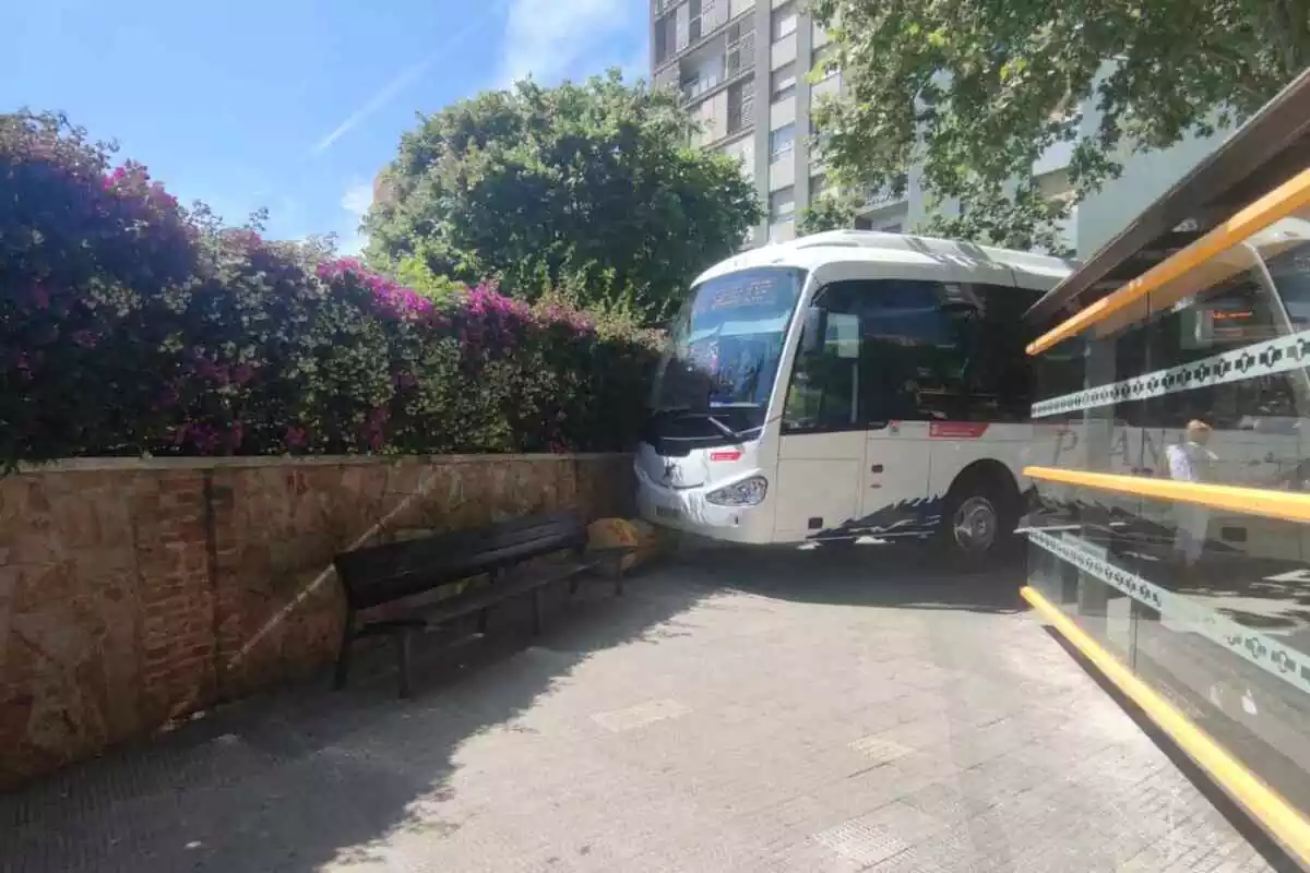 Un autocar de l'empresa Plana sobre la vorera de la plaça de les Oques de Reus, a punt d'encastar-se contra la paret de les Germanetes dels Pobres