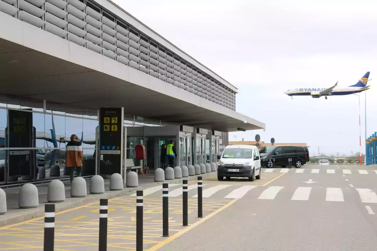 Un avió de Ryanair a punt d'aterrar a l'Aeroport de Reus